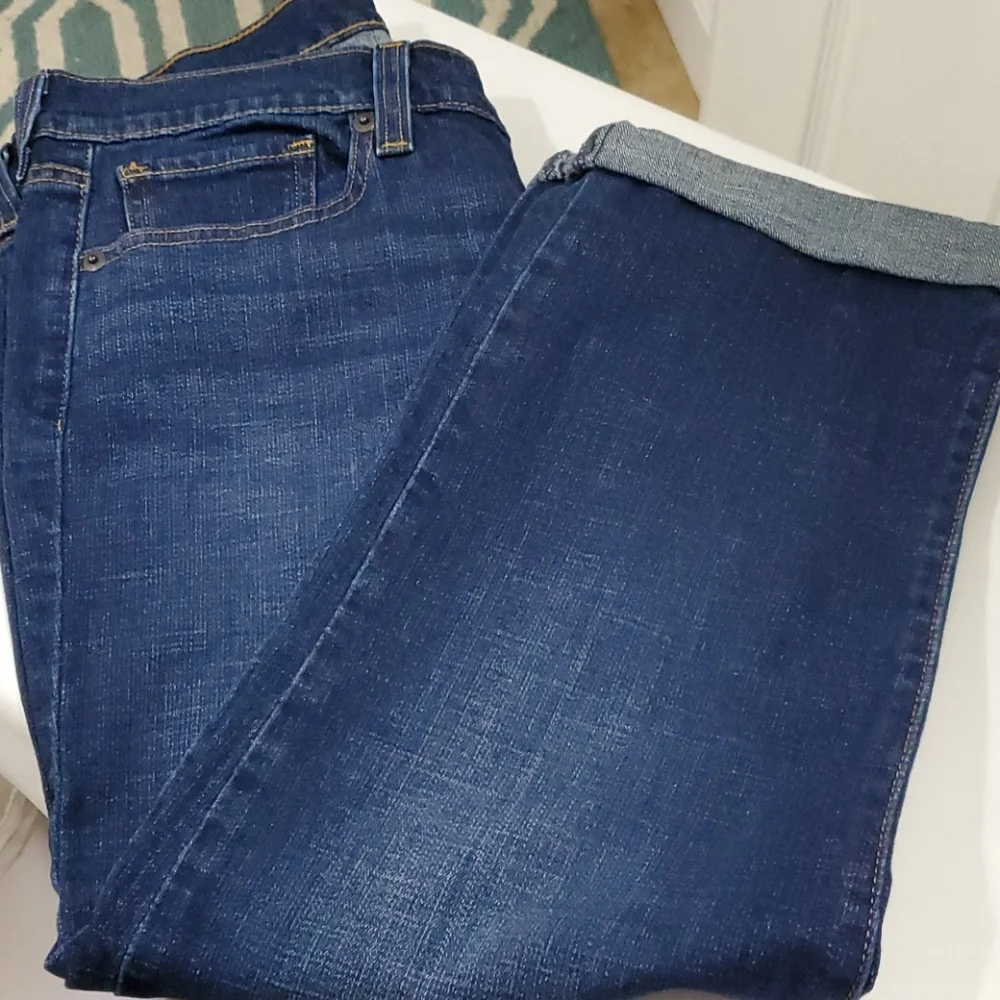 EUC LEVI'S DENIM MIDRISE 5 POCKET CROP JEANS (27)